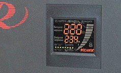 Control vizual comod al stabilizatorului de tensiune RESANTA СПН-13500